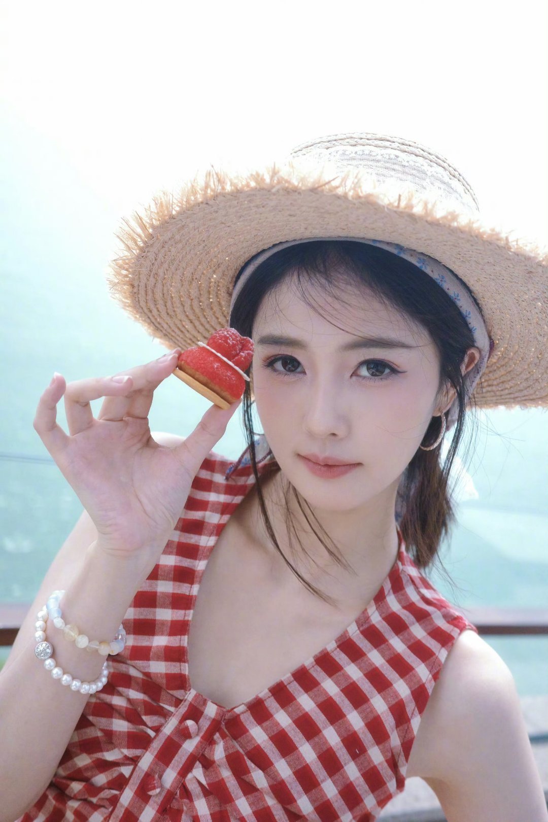 一眼看出白鹿自己化的妆史上最会化妆之人白鹿白鹿海边度假照的眼线一眼就能看出是她自