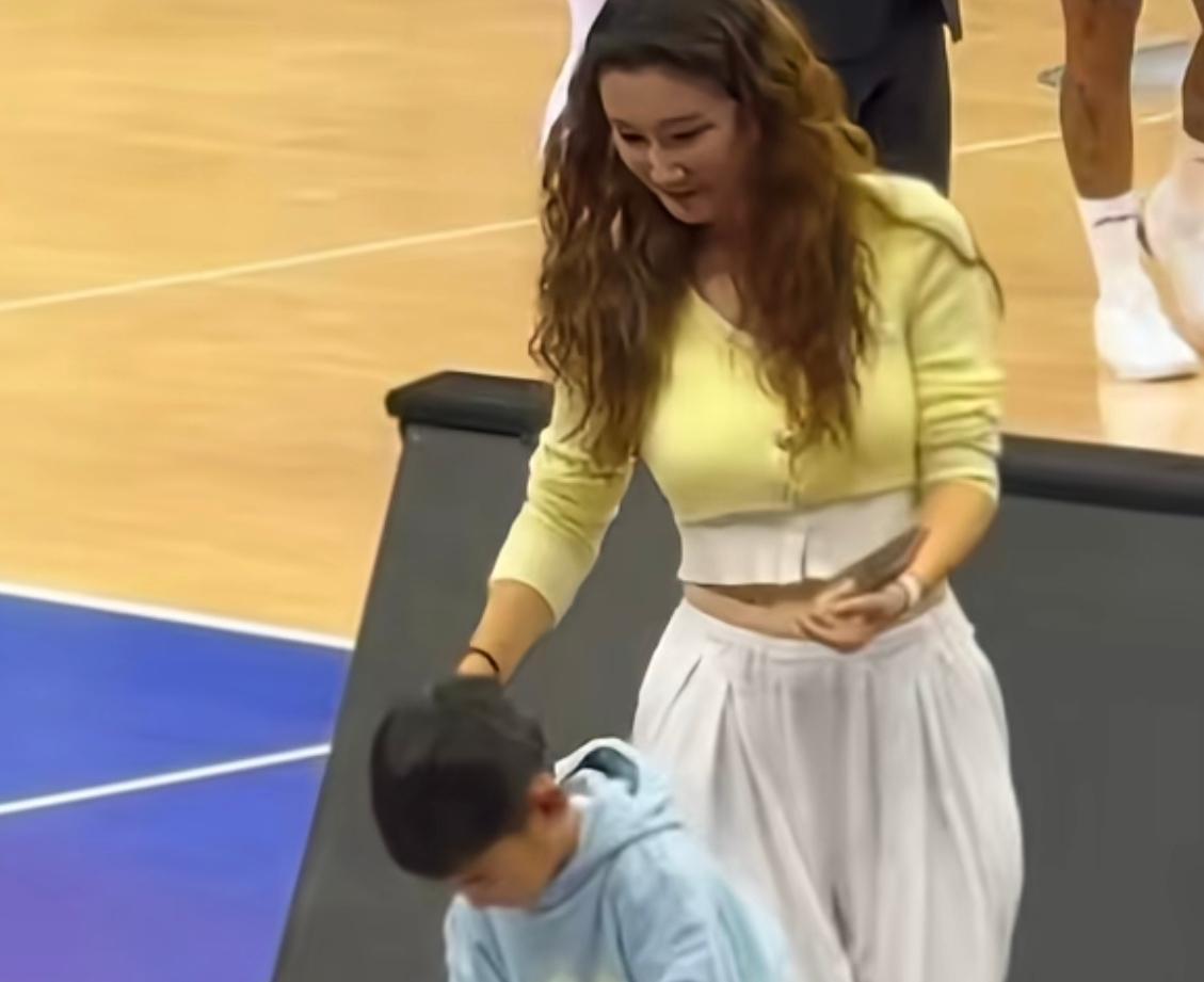 周琦这次的选择让不少人愣了神。他放弃其他球队更高报价，转身签了北京首钢。四年