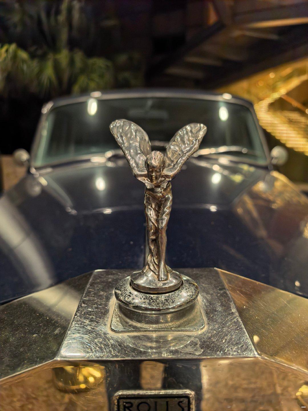 #劳斯莱斯#当年英国女王访问中国第一站广州，霍英东老爷子给准备的劳斯莱斯座驾，当年中国也找不出来几台