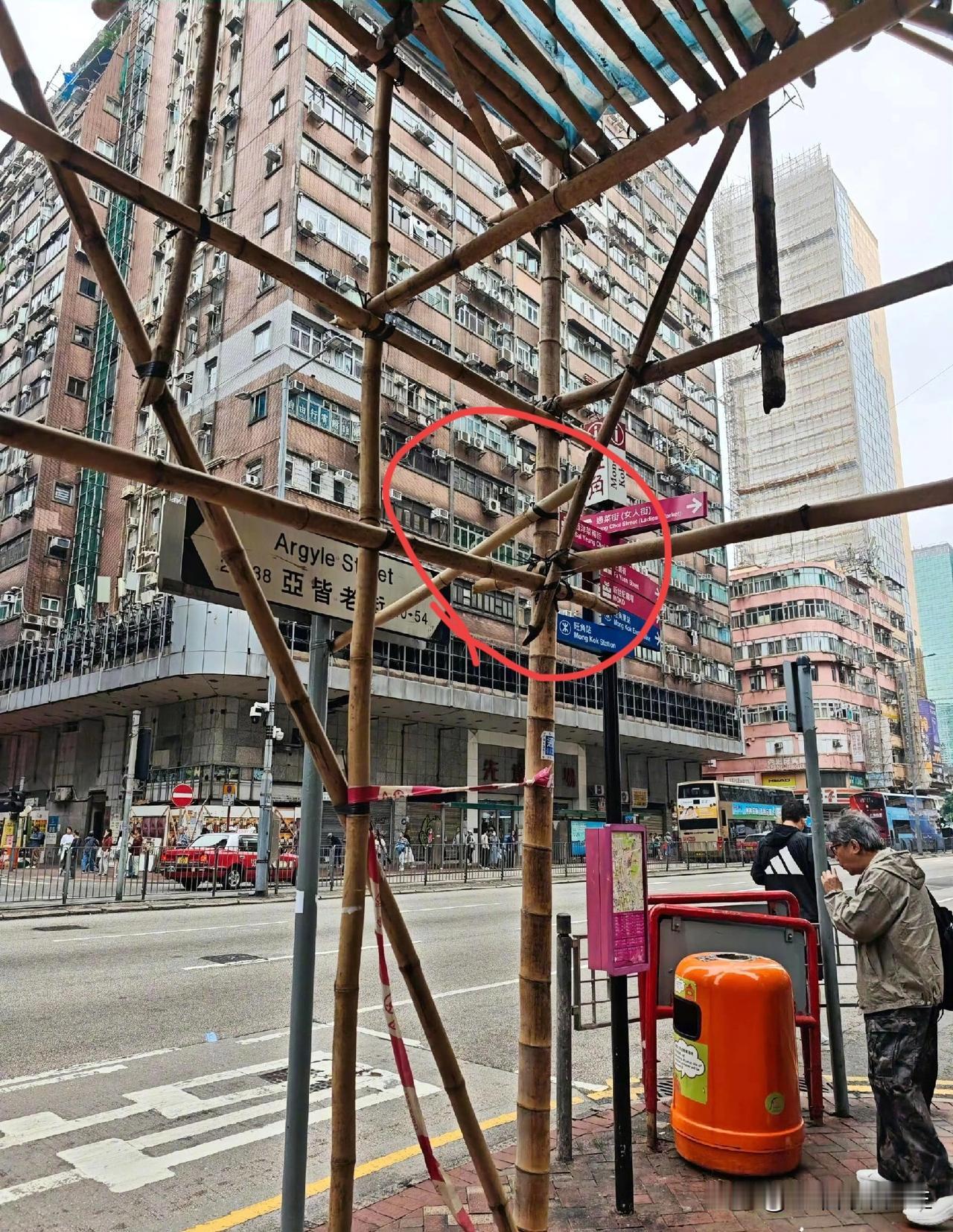 看了港岛街边这个竹子搭建的脚手架工地，作为一个曾经在工地干过的，如果没记错的话，