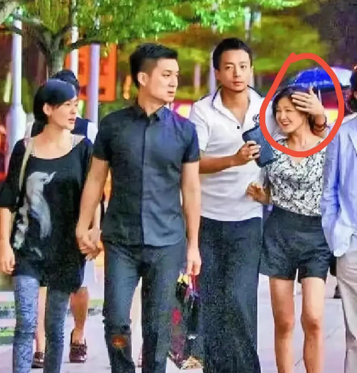 再次看这张照片发现了一个细节才相信蔡康永原来没说谎几年前蔡康永说，大s的感情