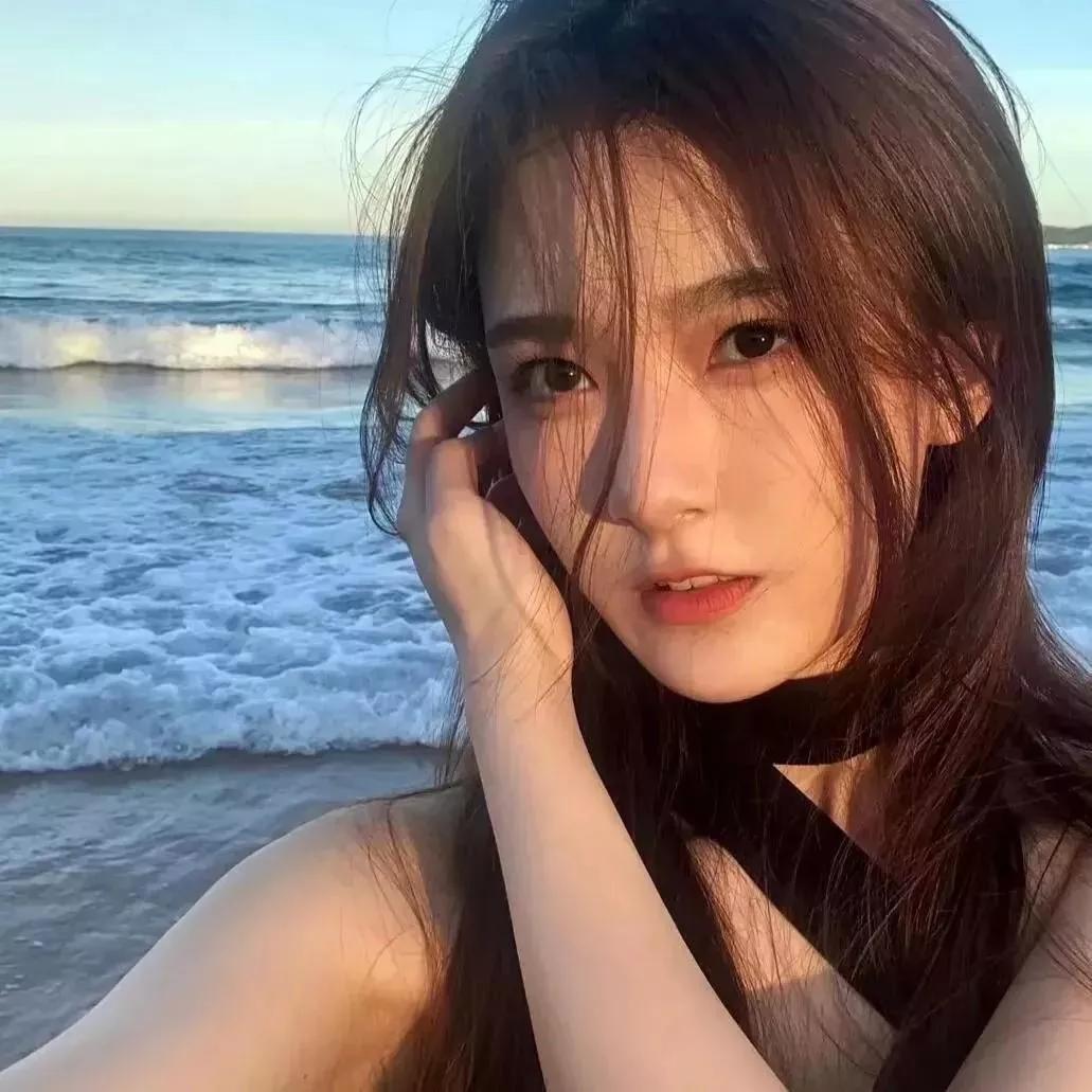 海风轻拂，沙滩上的美丽瞬间。海边温柔风海边风景随手拍海风美人照海边风照片