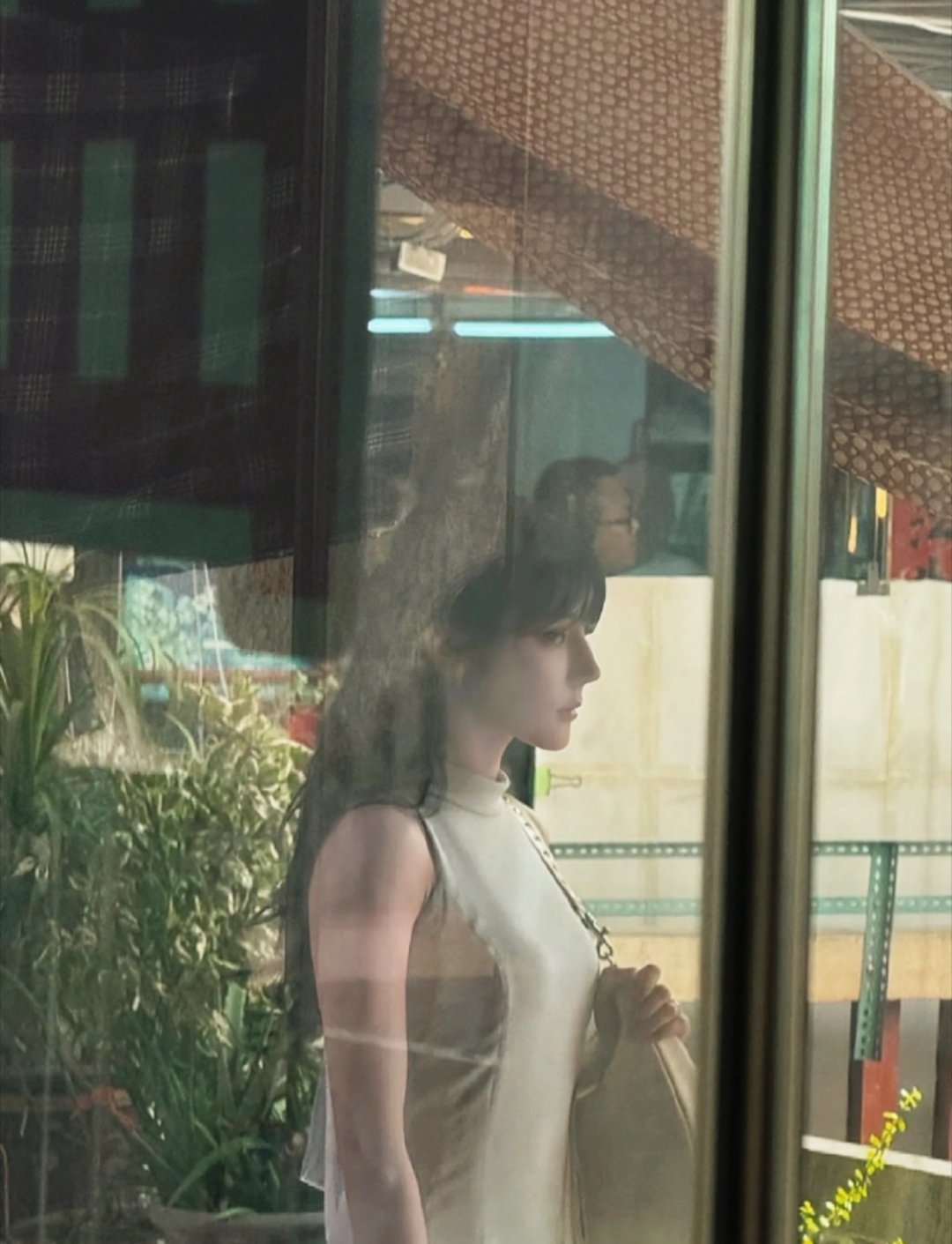 直到看到路人手机中的迪丽热巴，才知道什么叫做天然大美女，这侧脸，这五官，这身材比