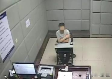 江苏泰州，男子在足浴店花了300元，点了个45分钟左右的按摩套餐。期间，女技师给