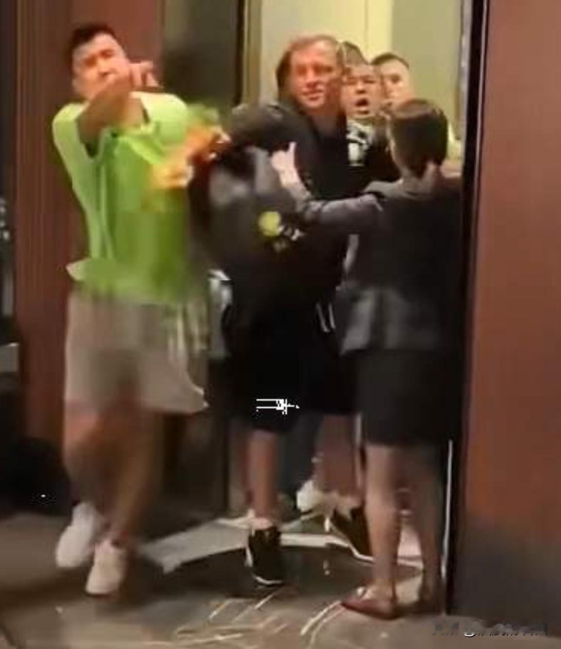 本来就是一场不该发生的冲突。据报道，国安球员王刚与发生冲突的球迷和解。看到