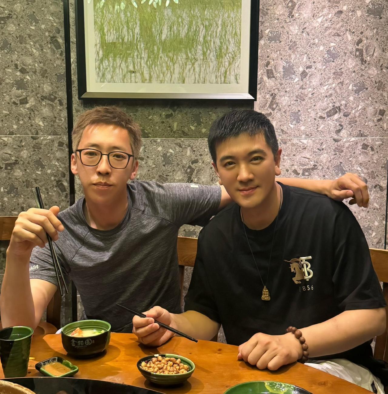 留几手晒了和杨子的合照，网友被连震了3下。留几手就是刘爽，是葛夕的前夫，人称“