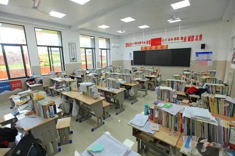 现在中国的家长们都在疯狂卷高中，高中今年也实现了大扩招，尤其私立扩招幅度非常大，