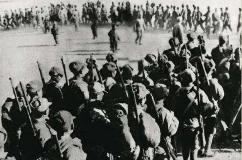 41年八路军一营长叛逃，杀害200多名干部群众，最后被战士五枪击毙于市区194