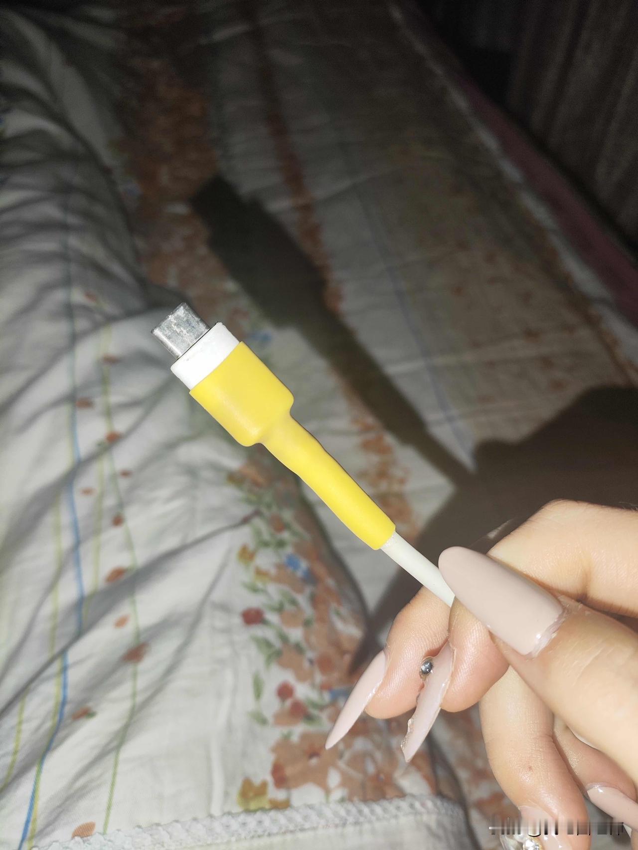 在学校的时候手机的充电线就破了，我顺手缠了几圈电工胶布，时间久了，胶布开始发黏，