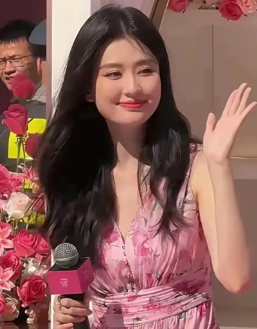 老天奶，乔欣这脸果然是贵妇脸，这脸型，发型和妆容，和女明星真的是一点也不沾边了啊