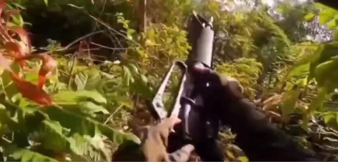 缅甸人民国防军（PDF）在昆苏镇伏击了亲政府的“骠梭特”民兵。一名战士正在使用一