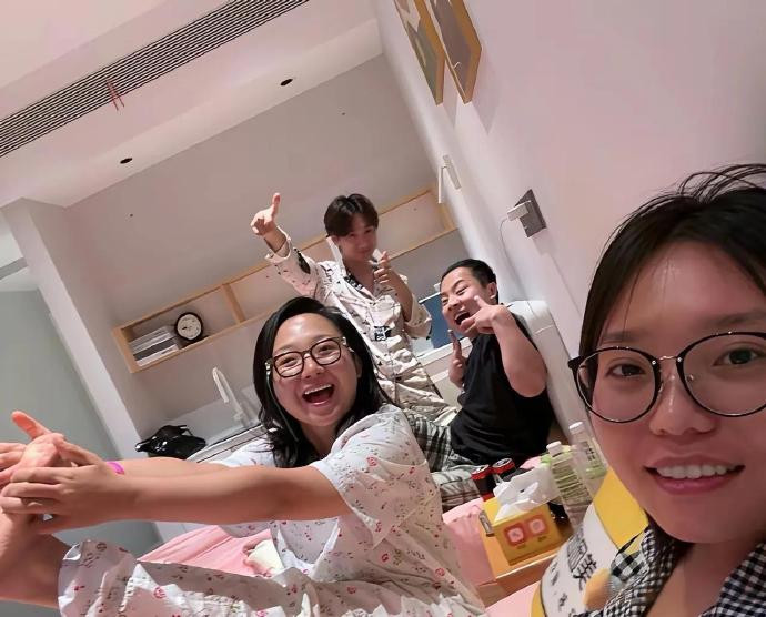 不得不说，她应该是娱乐圈里少数敢纯素颜出镜的女明星了。
