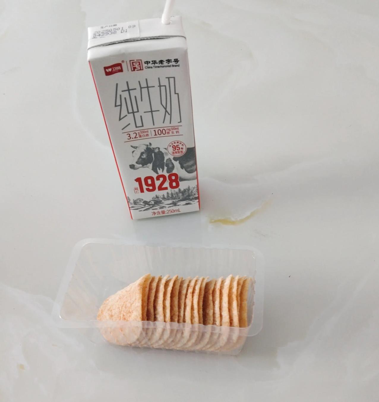 熊孩子现在周日下午也不返校了，昨天晚上吃饭的时候就对我们说：今天晚上还要请假，还