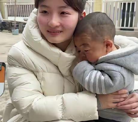 “时间把我哥哥忘了，但爱不会！”妹妹边说边背过身擦着泪。湖南益阳25岁小伙身高