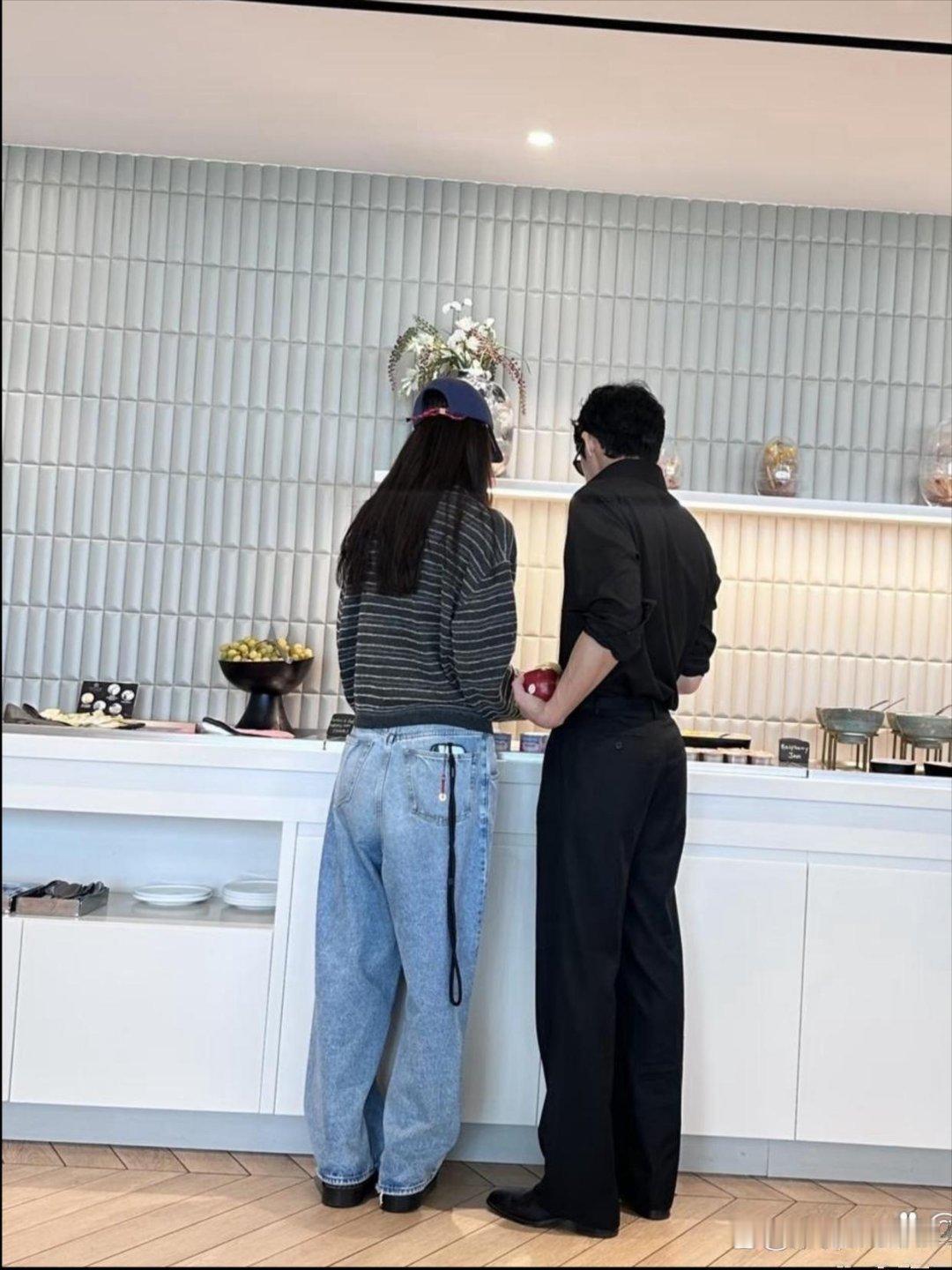 井柏然和超模女友刘雯同框亮相被偶遇，两个人的穿搭都很时髦，身高几乎平齐，身材都偏