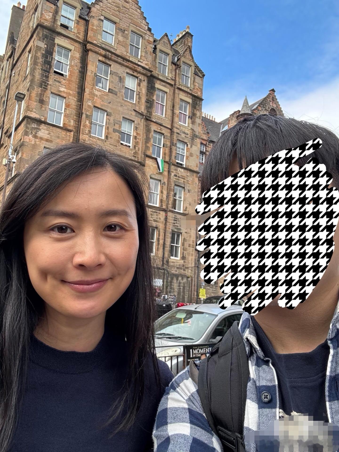影帝“任达华”的家庭成员！1、父亲：任锦球，香港高级警察，在任达华14岁时，