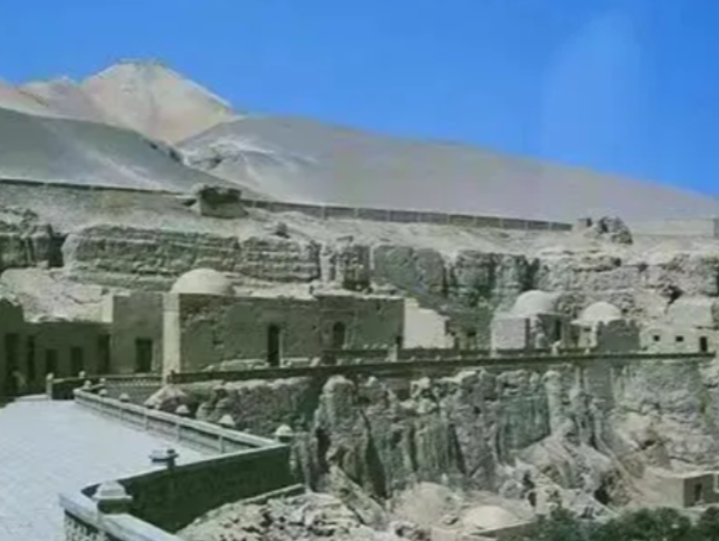 1973年，吐鲁番市考古队打开了一座千年古墓。墓室中躺着一具断头干尸。尸身历经千