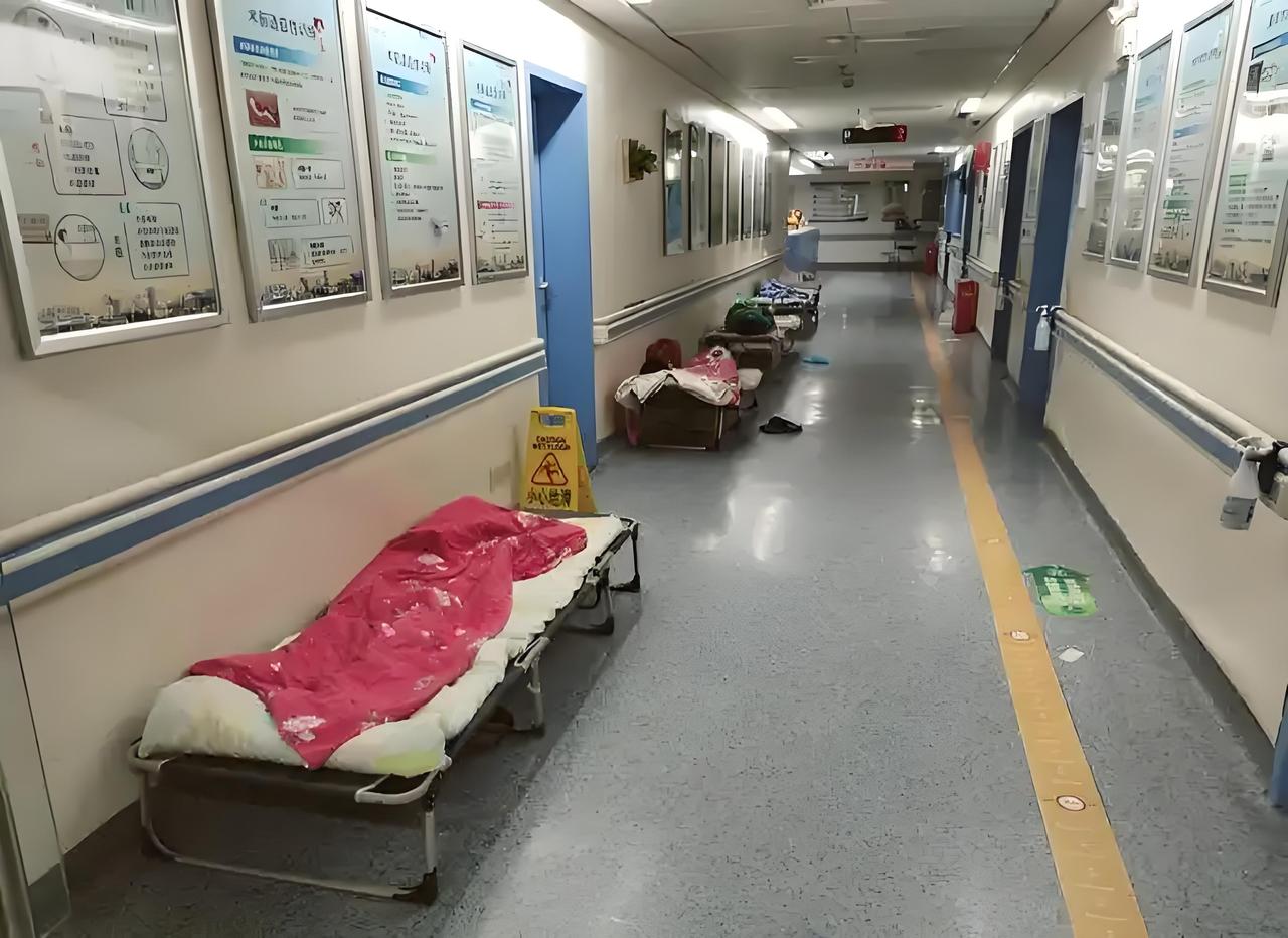 凌晨三点的医院走廊，一盏为穷人留的灯！这家医院的做法打了谁的脸？当多数医院深