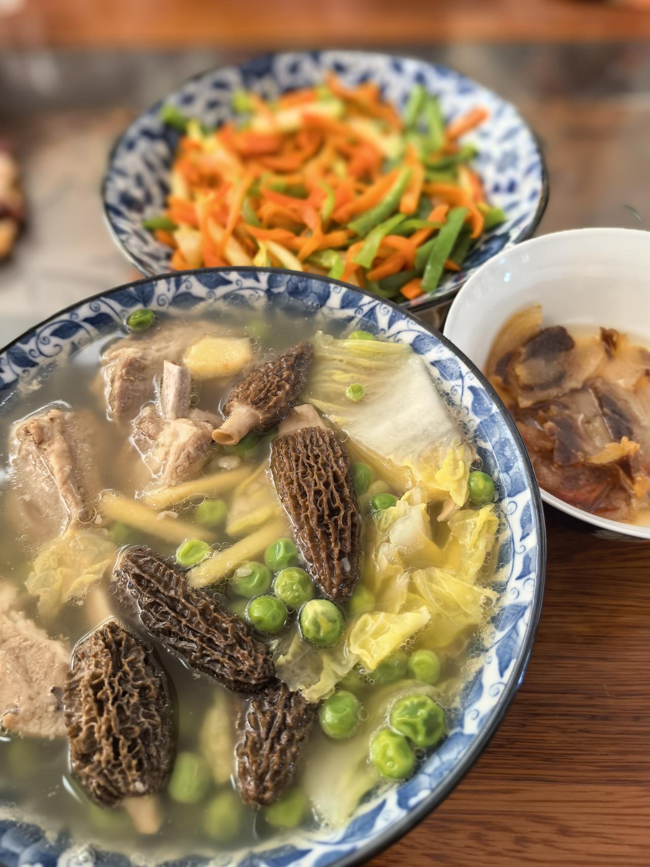 中午一人在家吃饭，午餐也不能马虎，给自准备了色香味俱全，营养丰富的午餐！友友们，