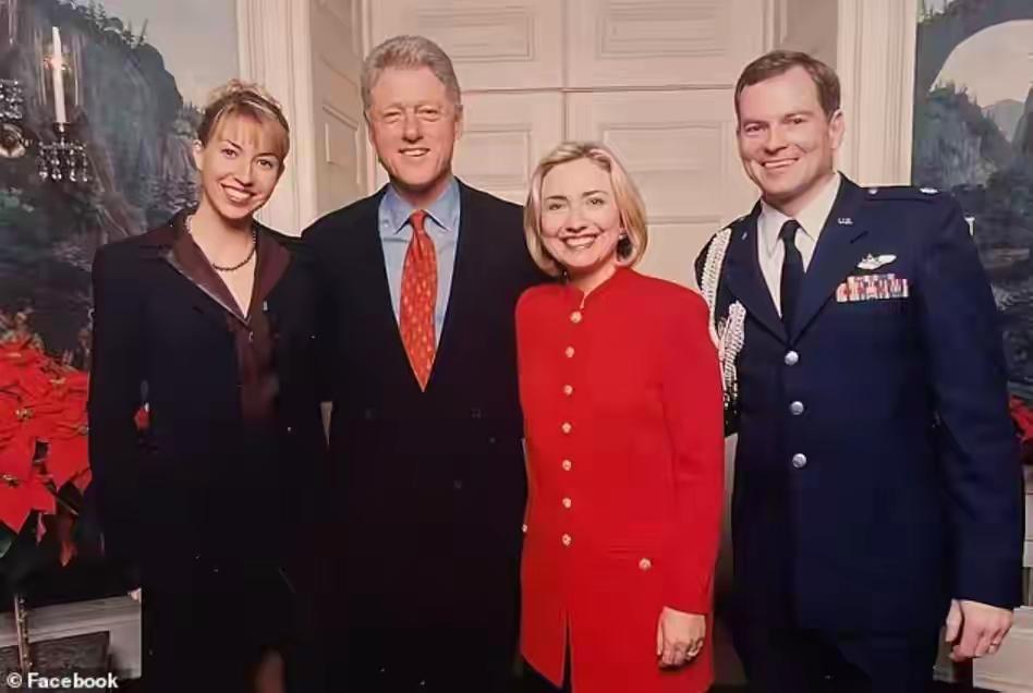 克林顿很高的，希拉里小短腿一个，她再怎么女强人还不是小鸟依人般靠着克林顿。