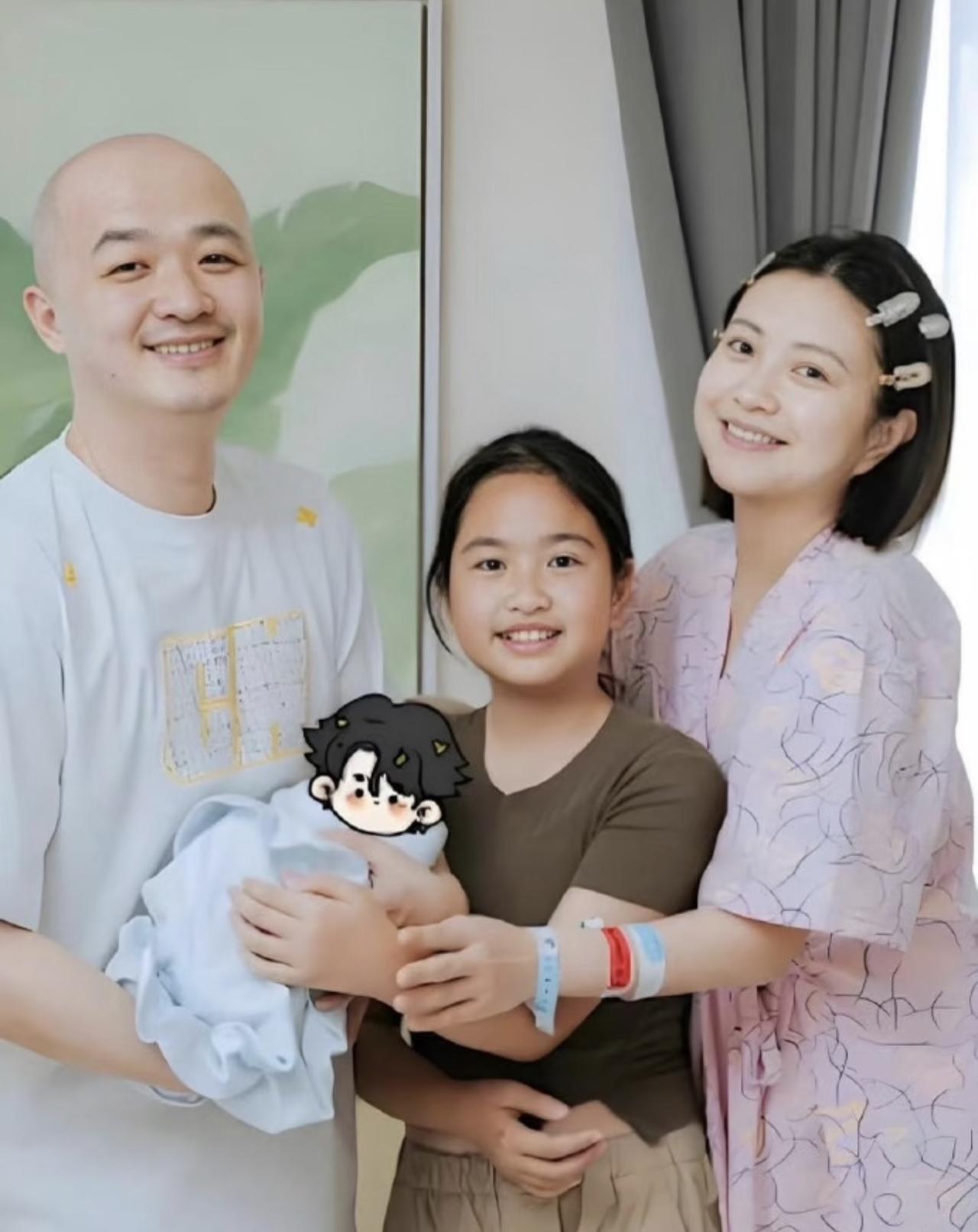 包文婧在北电上大学的时候，就跟包贝尔在一起了啊！之前，包文婧在美容院上班的时