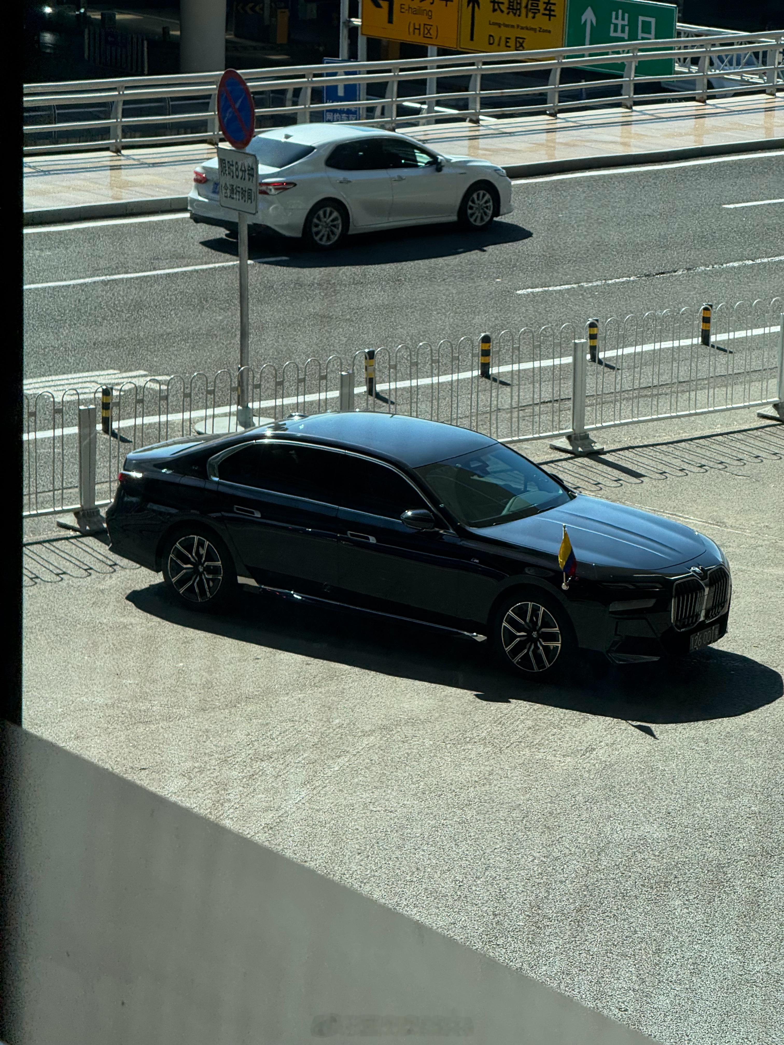 一张图证明我来过这里落地北京就看到某使馆一号车宝马735li还是很简朴的[doge]