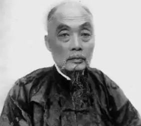 1913年，37岁的大内总管小德张对着从前的主子五格格说，格格现在大清朝已经完了
