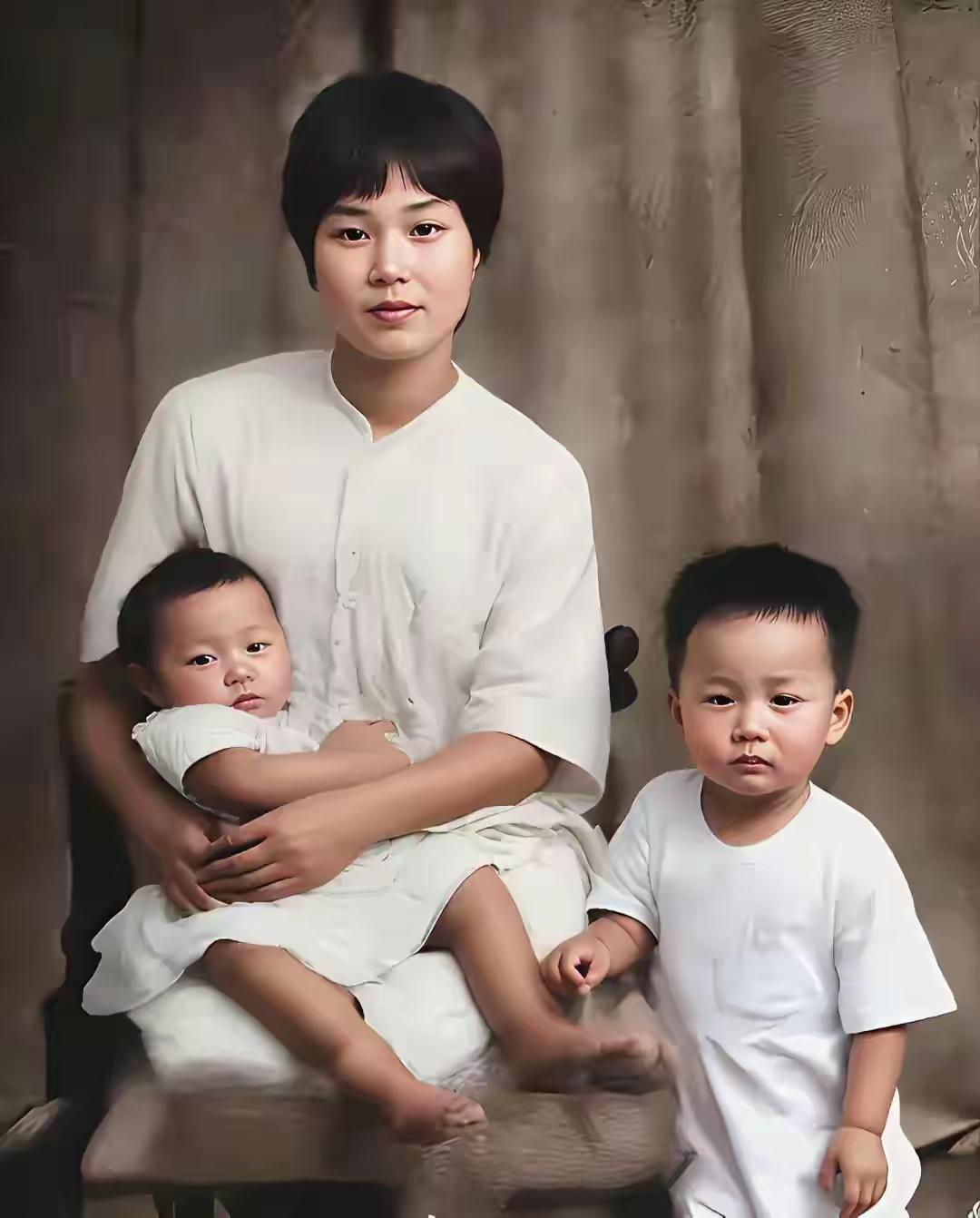 英雄的母亲养育了一个伟大的儿子！杨开慧烈士同大儿子毛岸英，二儿子毛岸青的照片，