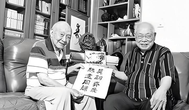1950年贺龙接待起义代表时，看到身旁下属看对方的眼神不对，突然转头问道：这人你