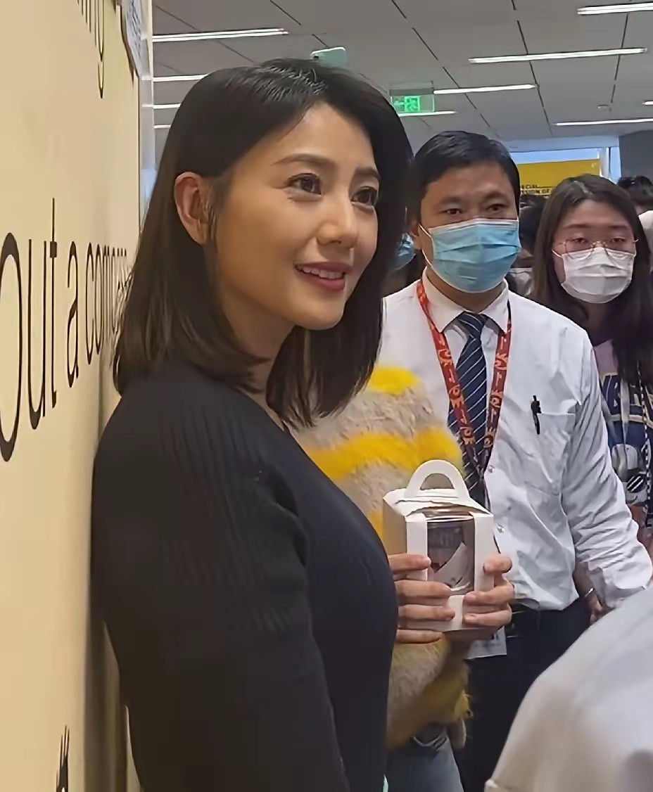 高圆圆素颜都是这么美，她才是真正的大美女，五官大气又不失精致。没有一点瑕疵。