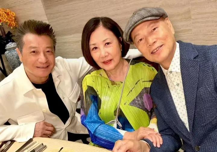 石修与汪明荃夫妇聚会，汪阿姐轻搭罗家英的手，细节满是恩爱！6月15日，石修在个