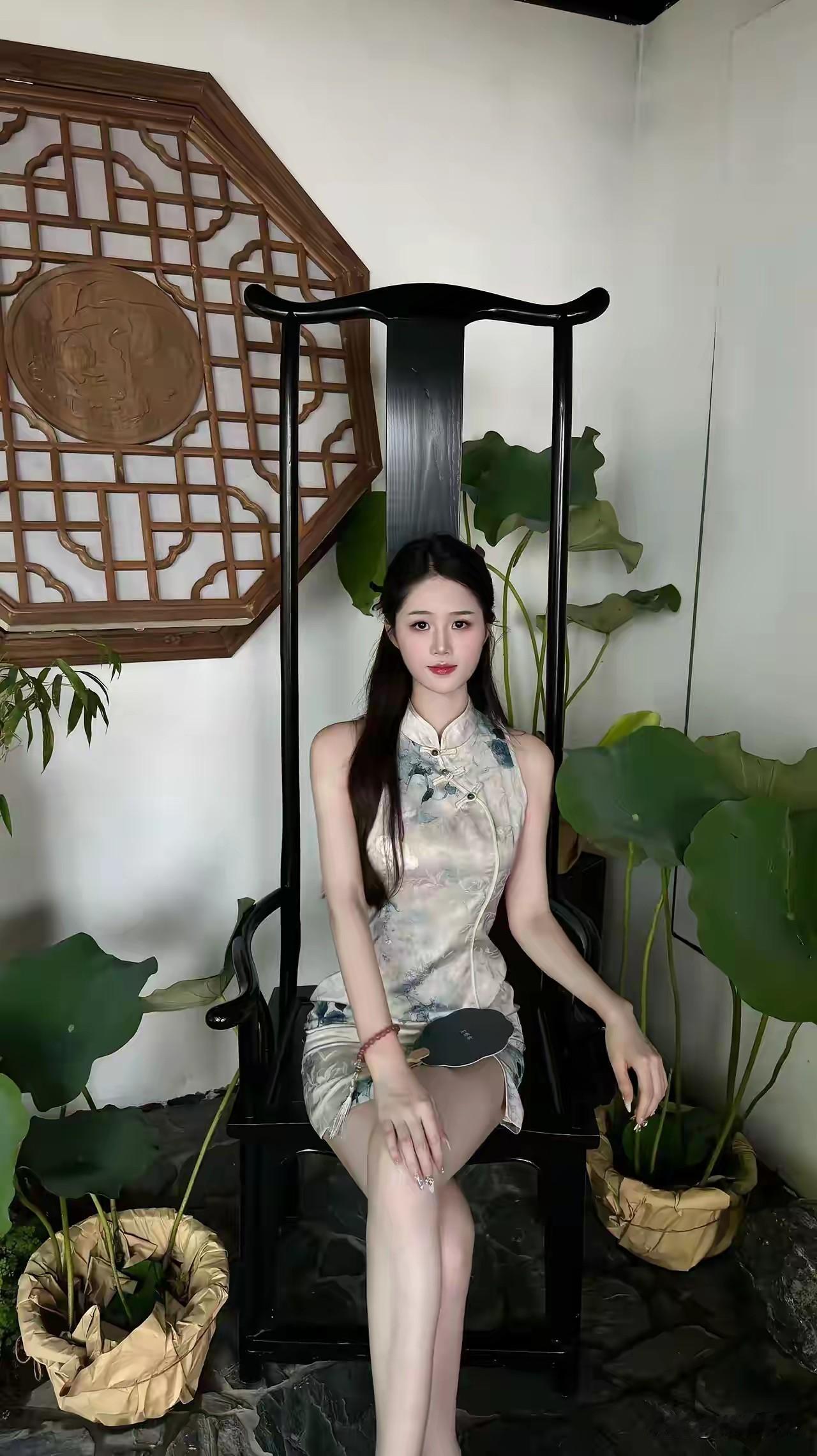 东方韵味，旗袍之美，静坐古风椅，感受岁月静好。