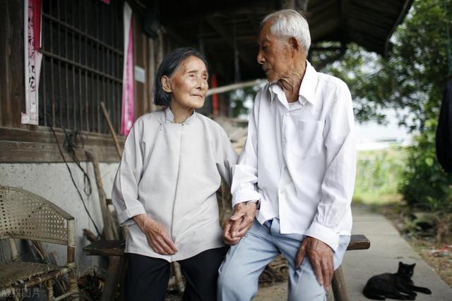 中央明确! 弹性退休落地, 1970-1984年出生女职工, 咋选退休年龄