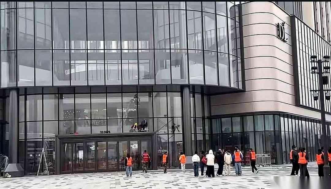 那个门头logo，小得跟个蚊子似的。我盯着看了半天。就这，还一堆人夸，说什么