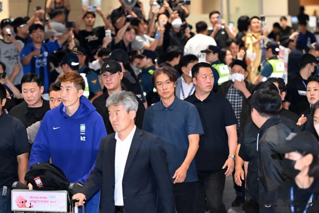 洪明甫卸任韩国男足国家队主教练，结束短暂的留学之旅，回国休整。他搭乘深夜航班