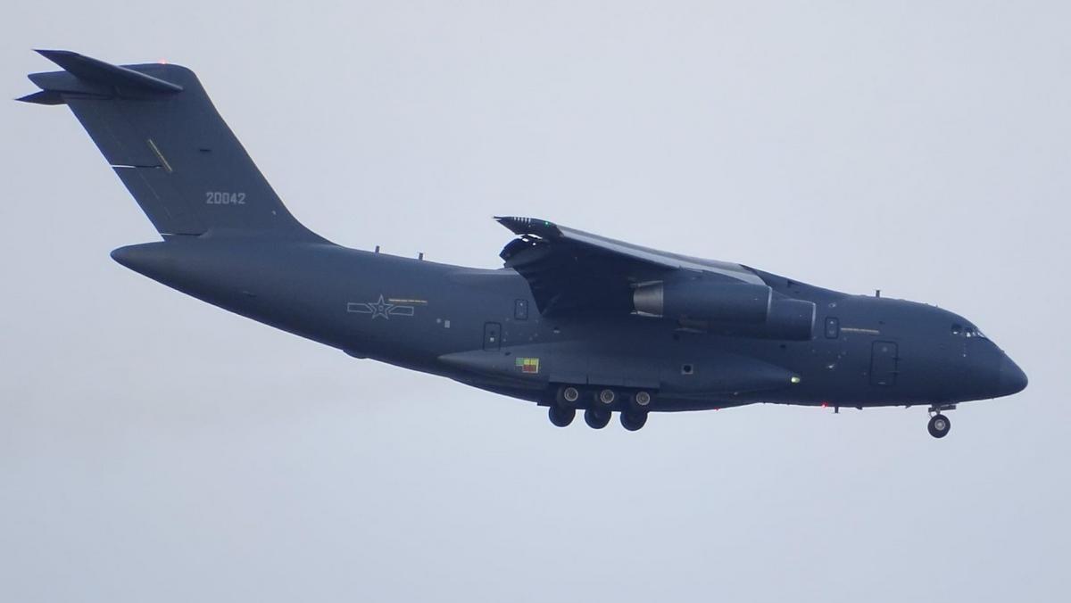 美：大家伙，你这是要把天捅个窟窿呀！中：我补天还来不及，捅啥窟窿？美：别装