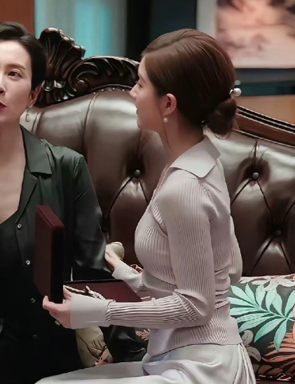 要瘦到多少斤？才能把紧身毛衣穿出宽松效果？真的心疼赵露思了​​​