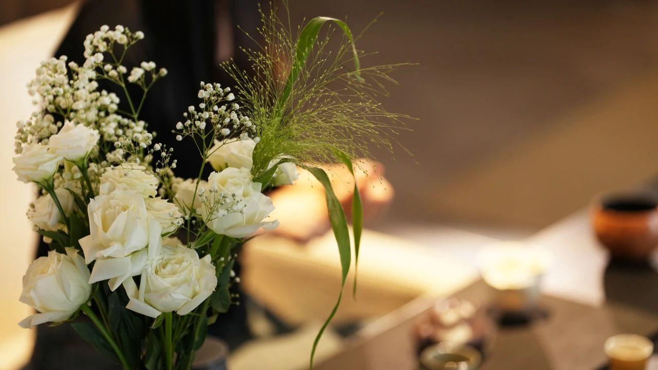 人活着就该逢山开路，遇水架桥，睡前原谅一切，醒来便是重生。生命里遇见的每个人、经