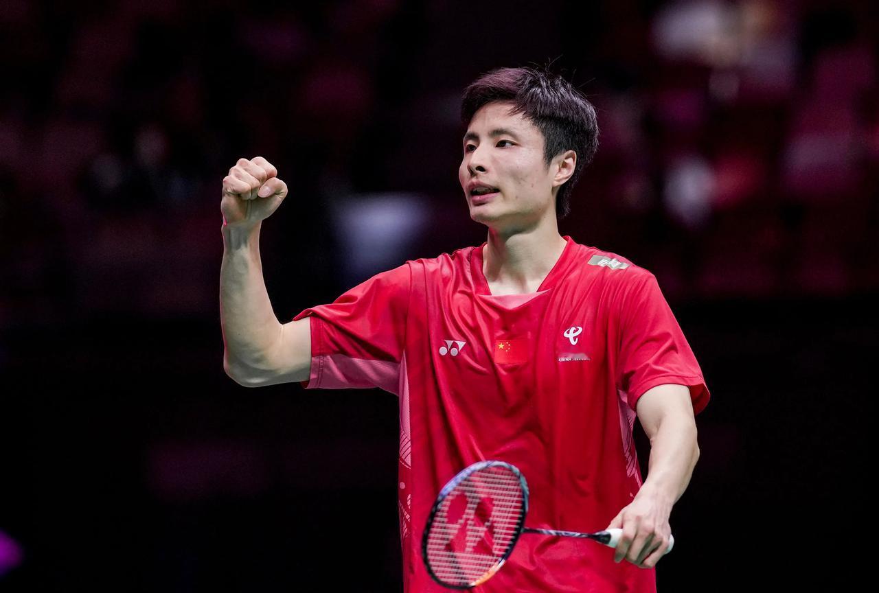 刚刚结束了一场羽毛球年终总决赛男单小组赛第二轮比赛，男单世界排名第一的囯羽名将石