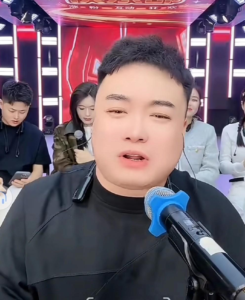 阿厦与王振宇划清界限。王振宇去长春参加范老四的活动，深夜抵达酒