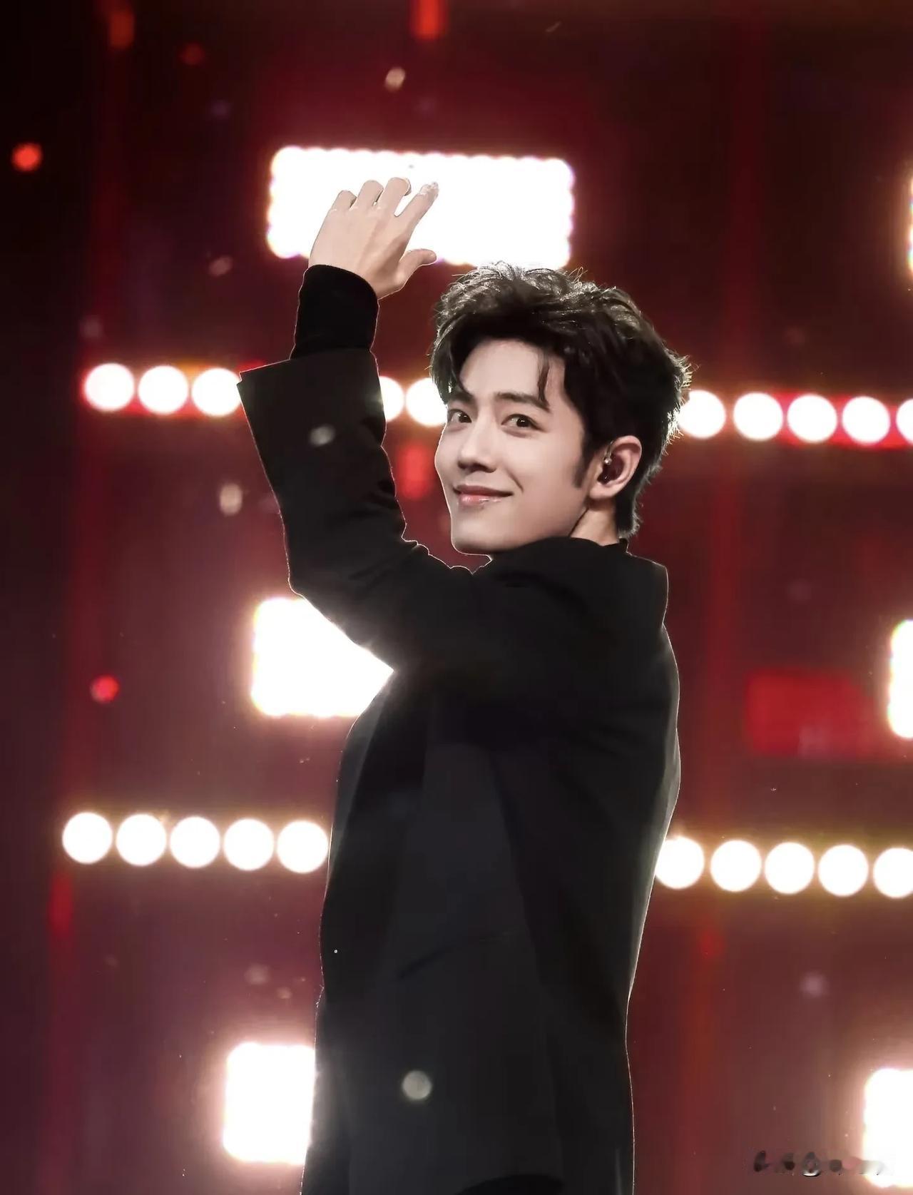 被偏爱的都有恃无恐，现实生活中多得是践踏别人真心的人。而明星，爱他们的人太多了。