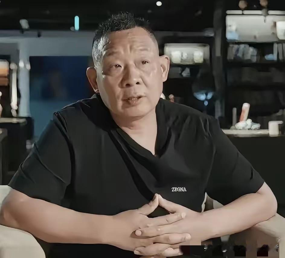 于东来谈给员工涨工资，于东来说：“前几天我去禹州店转悠，瞅见生鲜部小赵蹲在冷库门