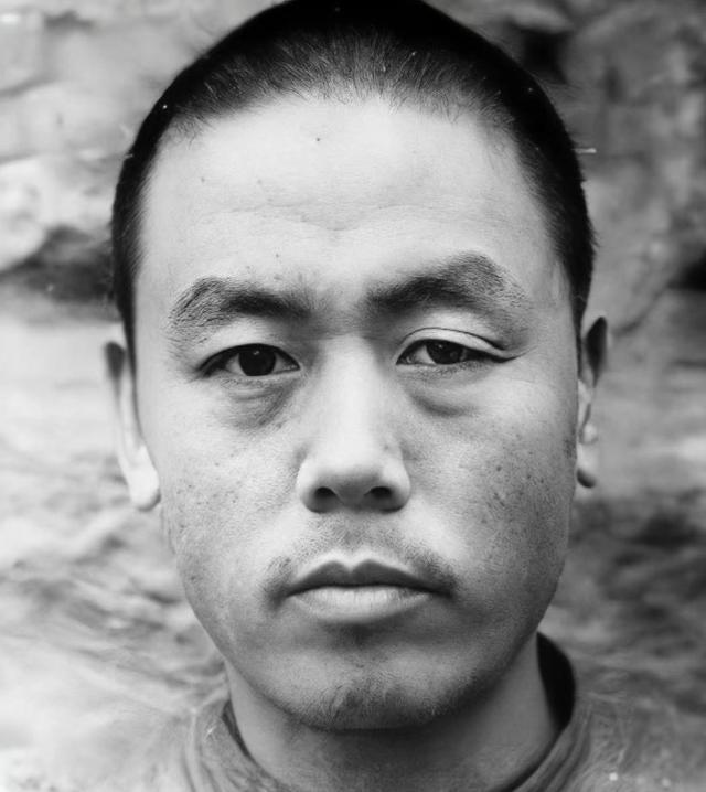 1955年，农民杨大发和妻子吵架，争吵中，妻子突然大喊：“你再说，我把你的黑历史