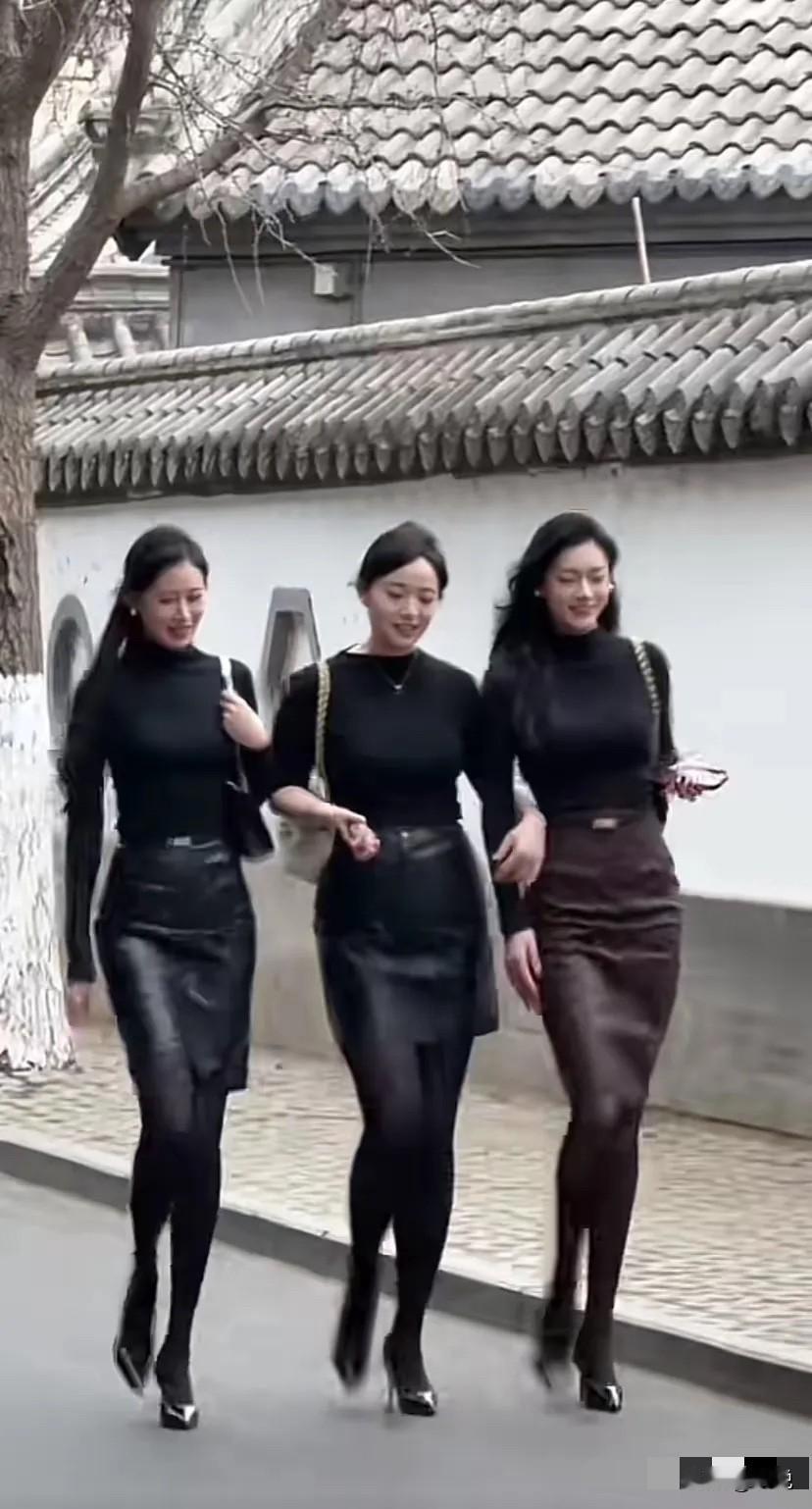 同样穿黑色，卷发的气质最好！