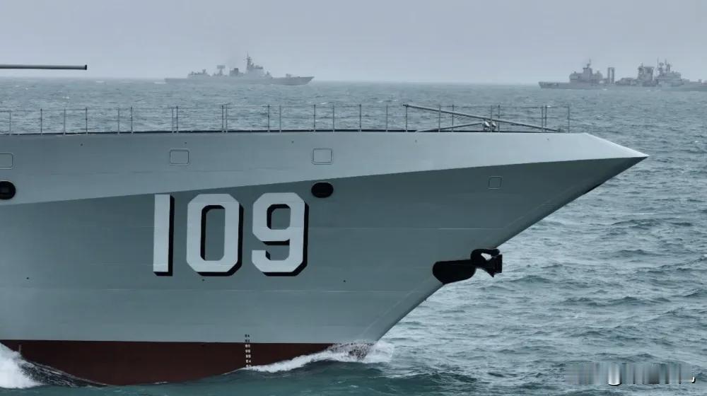 新055大驱，最新高清训练画面曝光！109、110领衔，这才是现代海军该有的样子