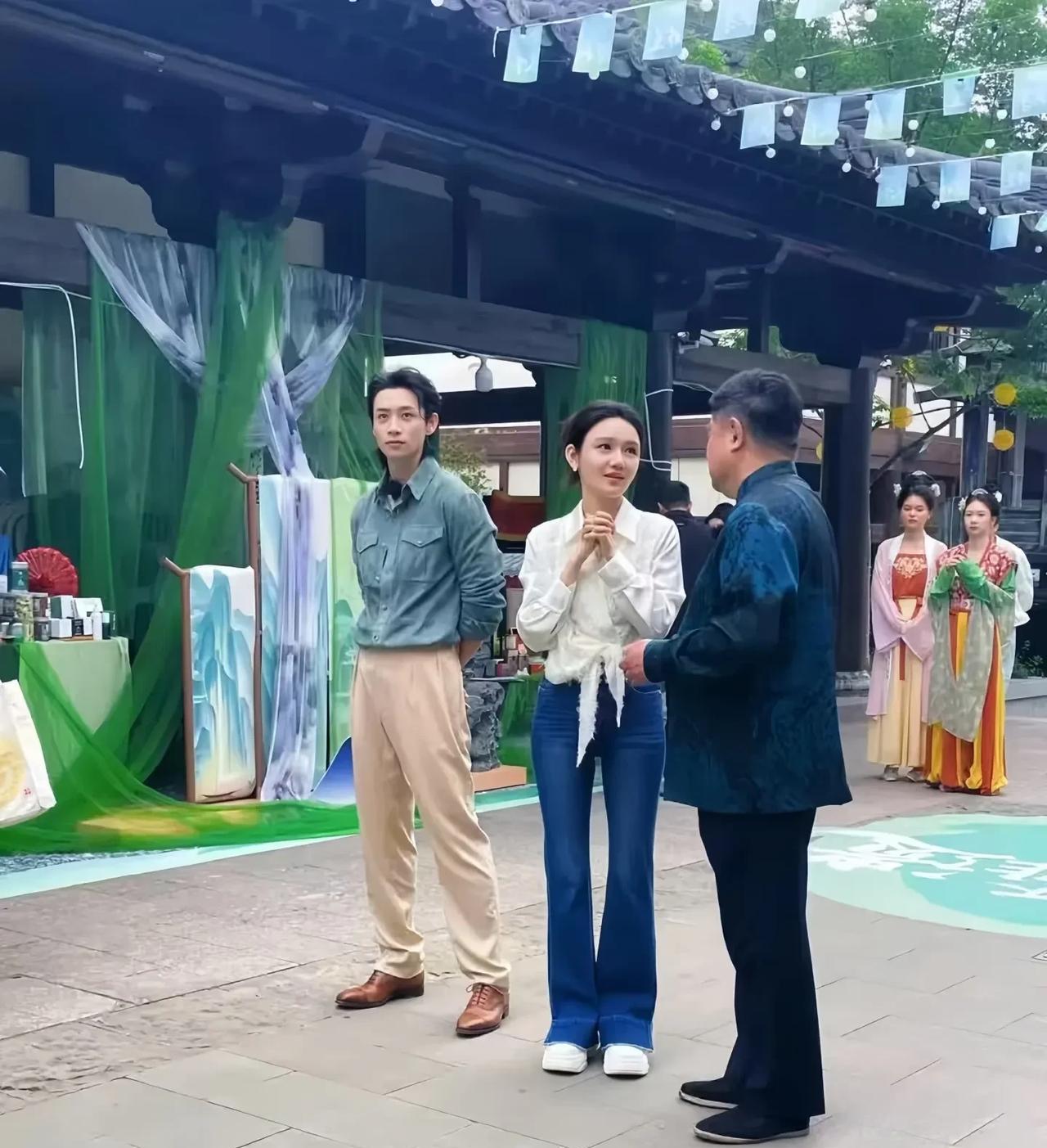 央视的龙洋也太绝了吧？！身材又瘦又白！都35岁了，还保持着少女一样的身材，这状