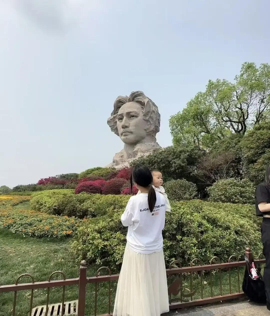 上个月底，表姐去准婆婆家，老太太笑着给她递了杯茶，接着拿出一份打印好的协议递过来