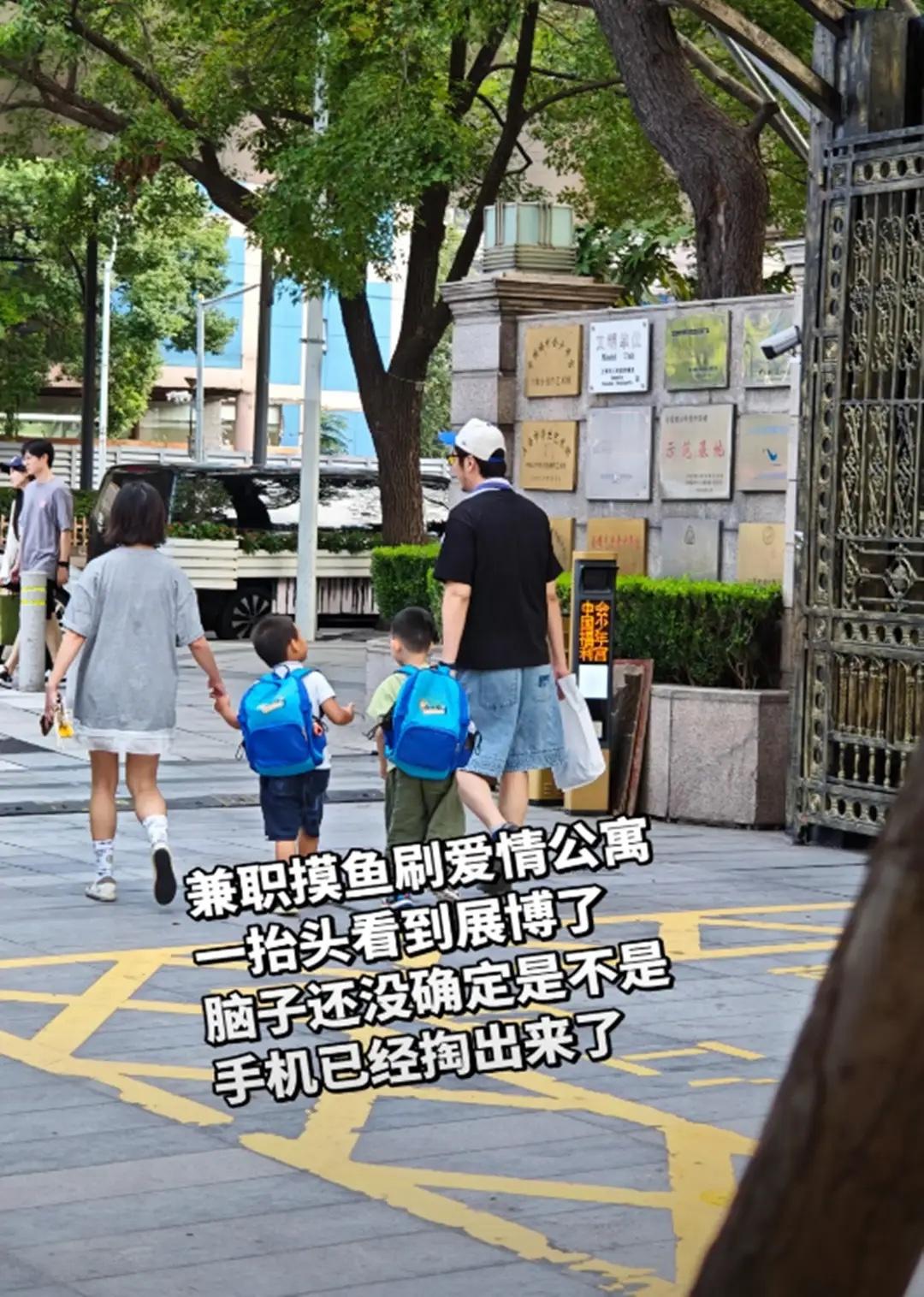 金世佳接儿子放学，189个头身材练得真好，牵着儿子手人夫感好强！​​​