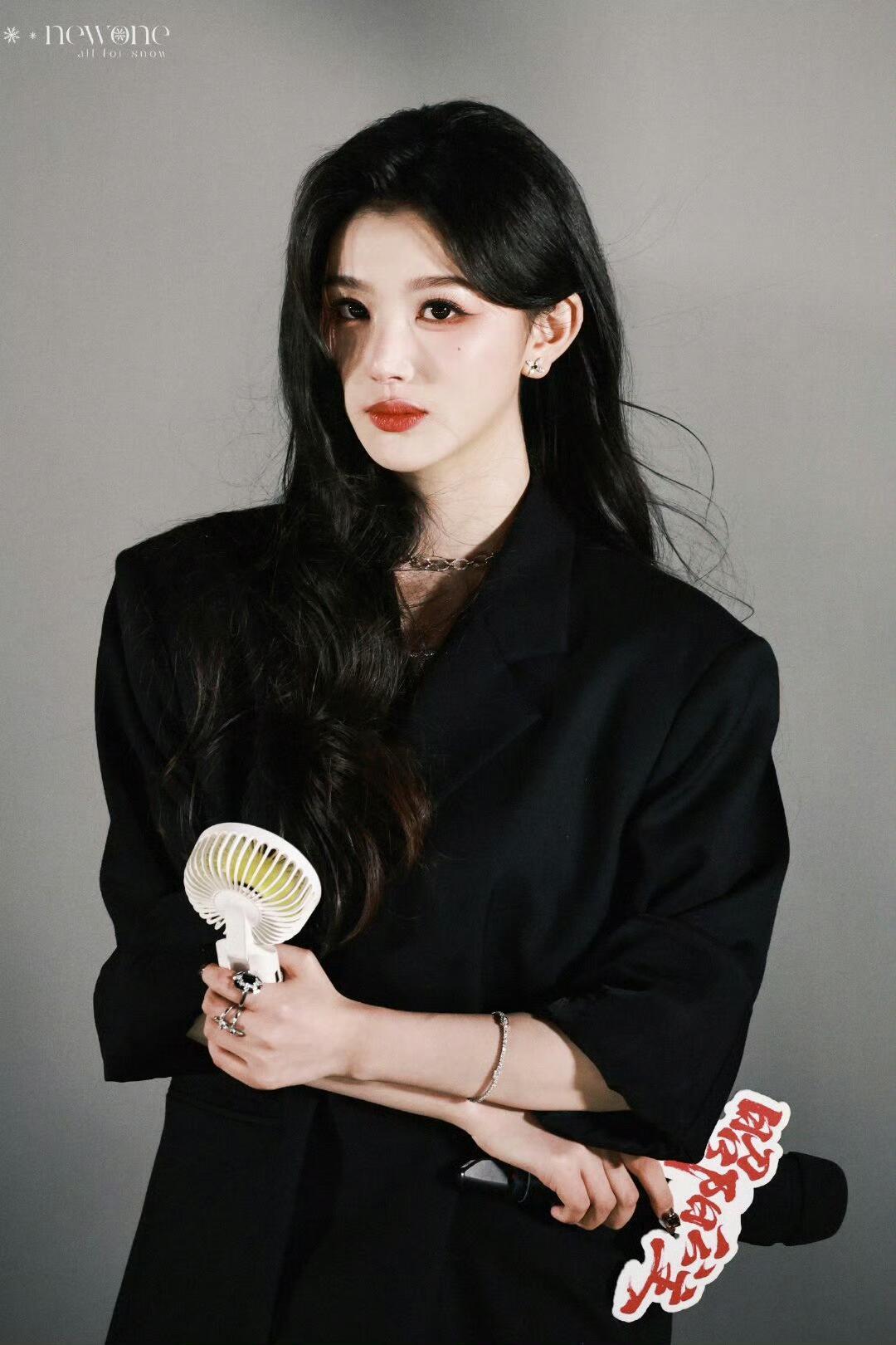 孔雪儿骑士装孔雪儿你美成这样脸好看身材也好好啊，瘦而不柴