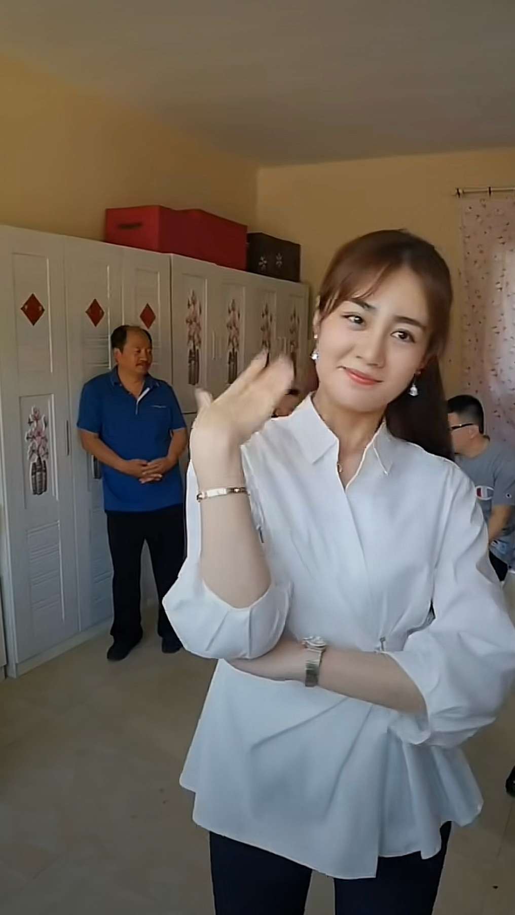 突然发现王小蒙还是有几分姿色的